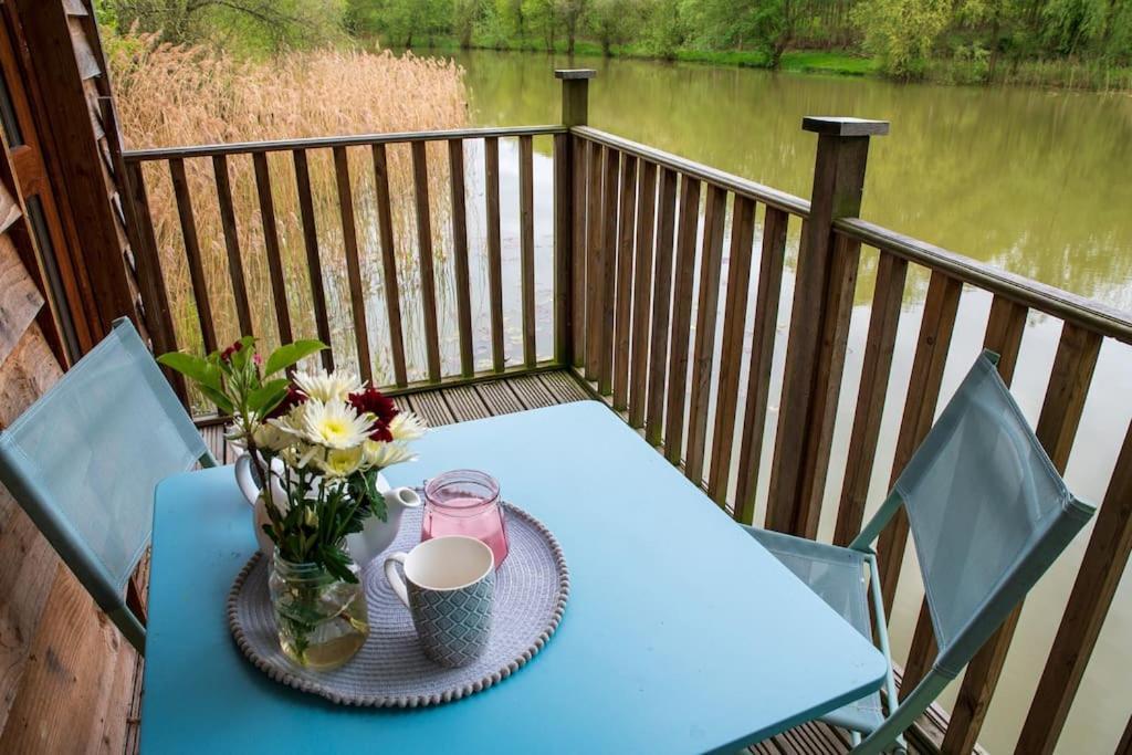 Lakeside Cabin On Stilts- 'Kingfisher' Vila Rous Lench Exterior foto